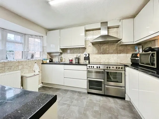 Waters Drive, Staines-upon-Thames, TW18, photo 3