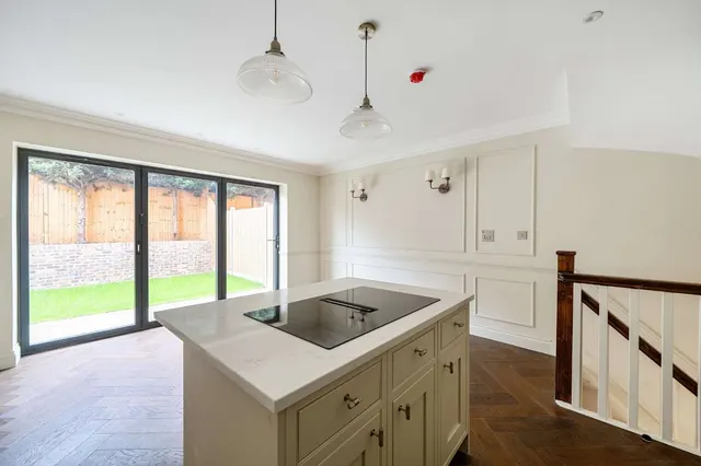 Platts Lane, London, NW3, photo 2