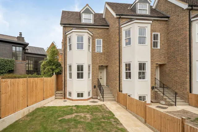 Platts Lane, London, NW3, photo 1