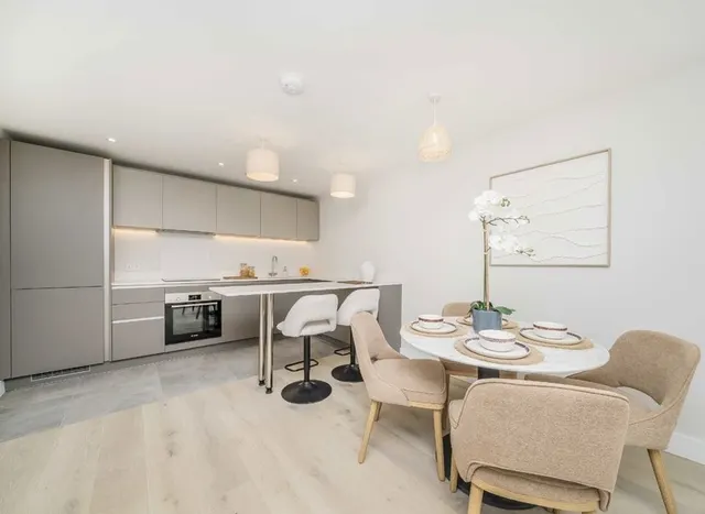 Victoria Road, Surbiton, KT6, photo 1