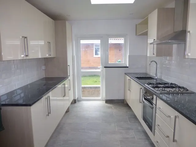 Mansell Road, Greenford, Middlesex, UB6 9EP, photo 1