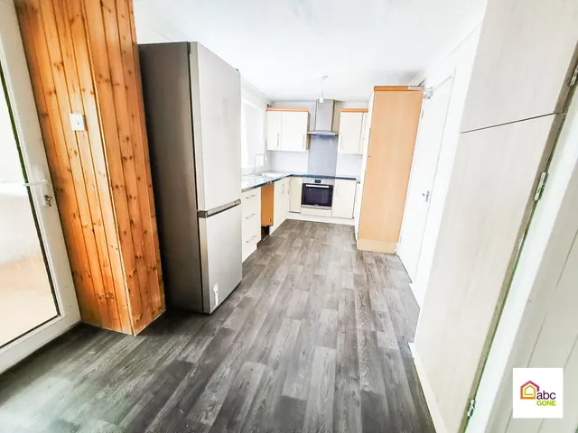 3 bedroom house — 100, Great Mistley, Basildon, Essex, SS16 4AT