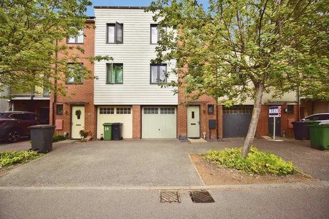 Photo 3 — Darwin Avenue, MAIDSTONE, Kent, ME15