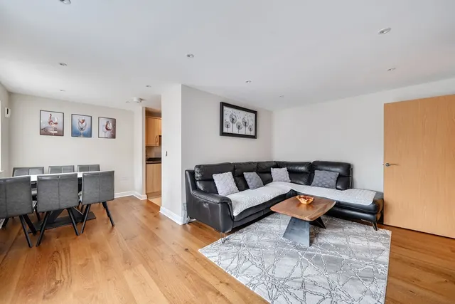 2 bedroom flat, Cuddington Avenue, Worcester Park, KT4