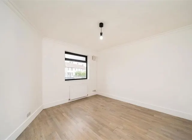 Photo 3 — Bromhedge, Eltham, SE9
