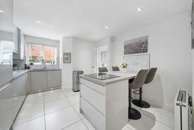 Photo 2 — Worsley Close, Castlefields, Runcorn, Runcorn, WA7 2XL