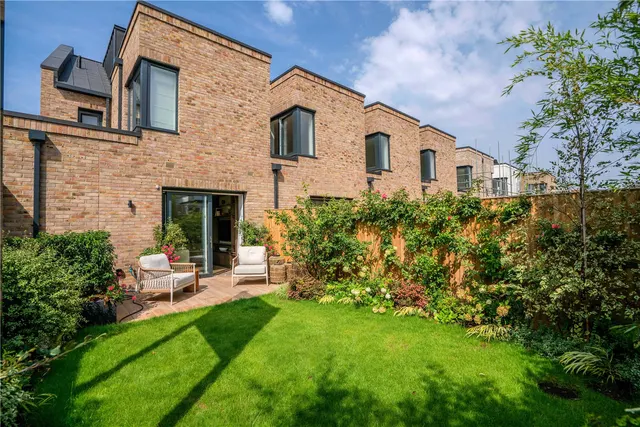 Bakers Mews, Twickenham, TW2, photo 1