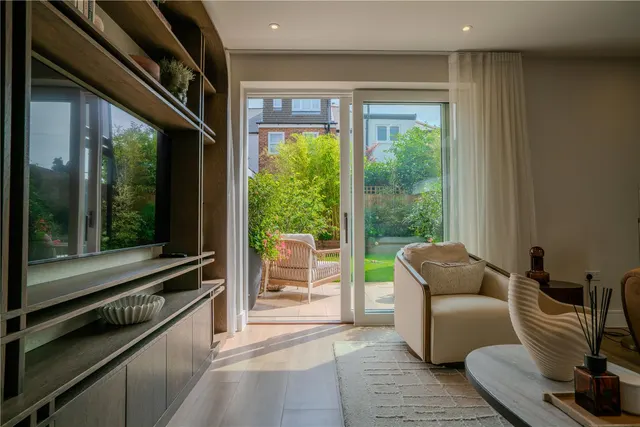 Bakers Mews, Twickenham, TW2, photo 2