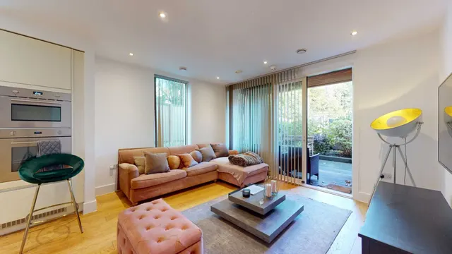 Photo 2 — Chiswick High Road, Chiswick, W4 5AG