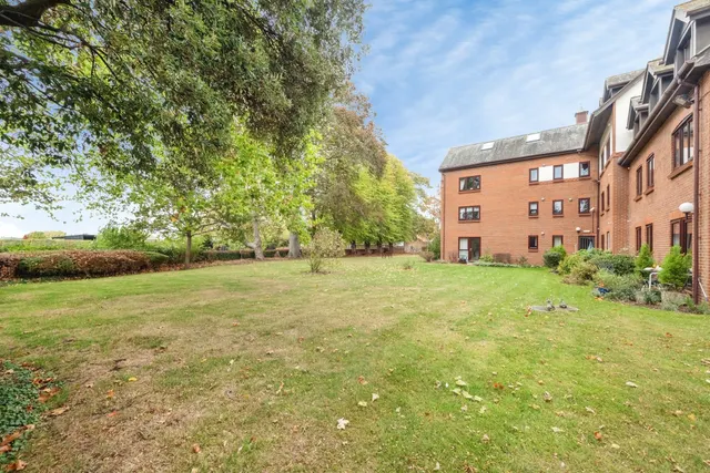 Lawnsmead Gardens, Newport Pagnell, MK16, photo 2