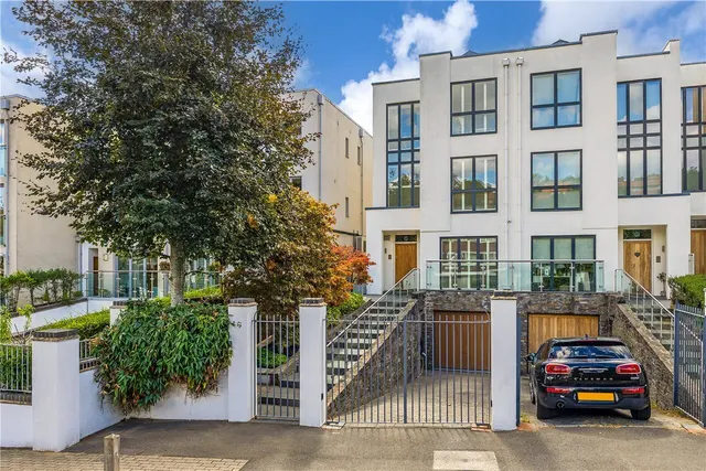 Queensmere Road, London, SW19, photo 1
