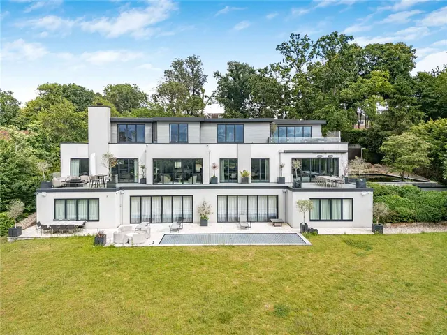 Photo 2 — Harvest Hill, Bourne End, Buckinghamshire, SL8 5JJ