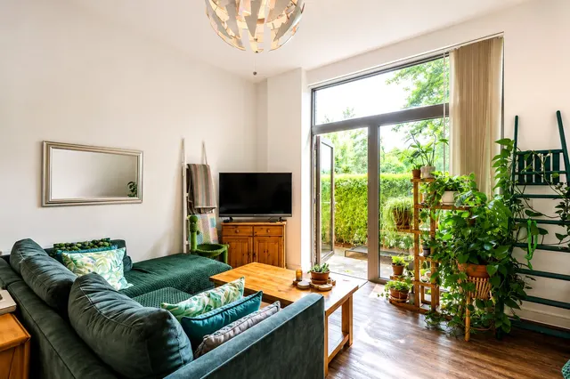 Walnut Tree Close, Guildford, GU1, photo 2