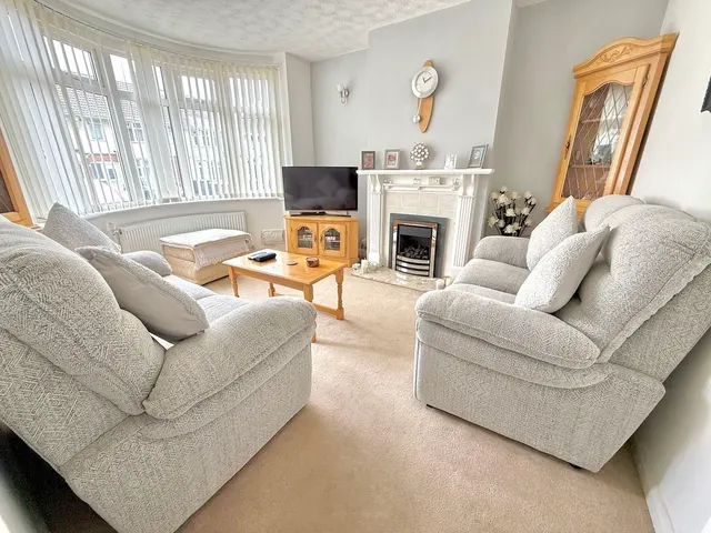 Photo 2 — Brackendale Grove, Luton LU3 2LT