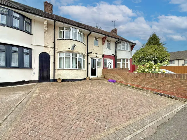 Brackendale Grove, Luton LU3 2LT, photo 1