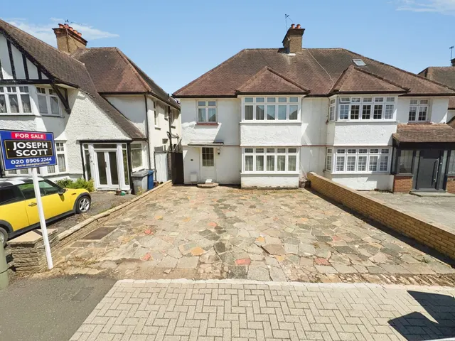 Edgwarebury Gardens, Edgware, HA8, photo 1