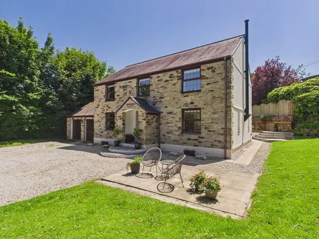 Falmouth Road, Redruth, photo 1