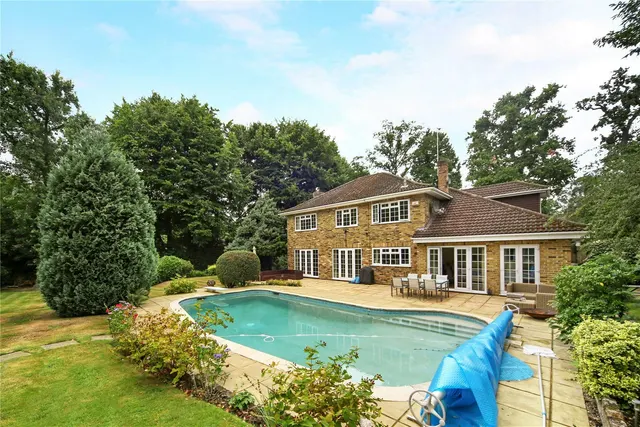 Photo 2 — Old Avenue, West Byfleet, KT14
