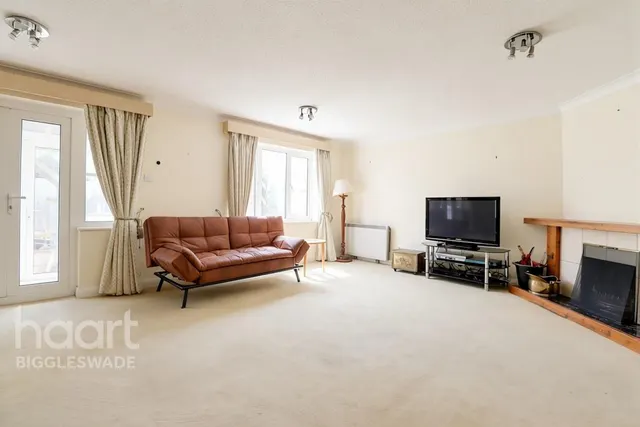 Colemoreham Court, The Green, SG18, photo 3
