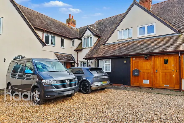 Colemoreham Court, The Green, SG18, photo 2