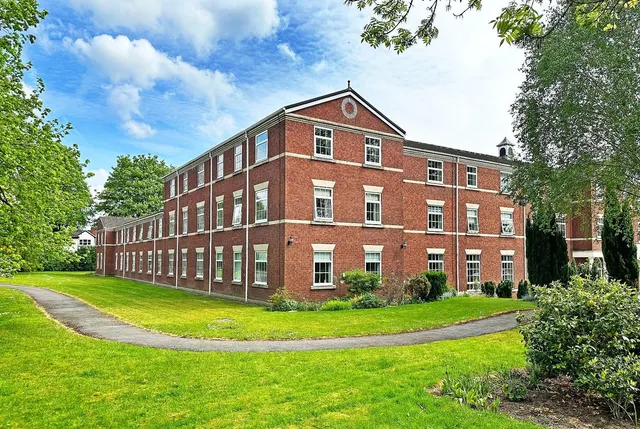 Queens Road, Hale, Cheshire WA15 9JF, photo 1