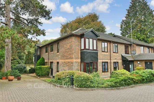 Greenwood Gardens, Caterham, CR3, photo 1