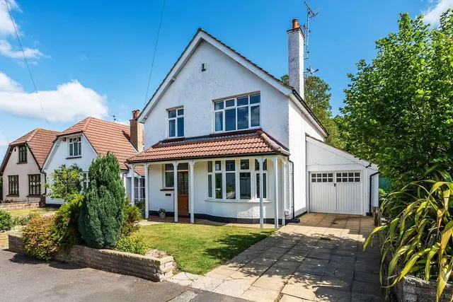Highlands Avenue, Leatherhead, KT22, photo 1