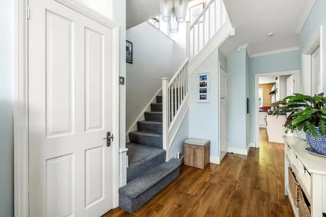 Highlands Avenue, Leatherhead, KT22, photo 3