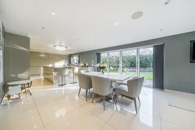 Photo 3 — Serviden Drive, Bromley, BR1