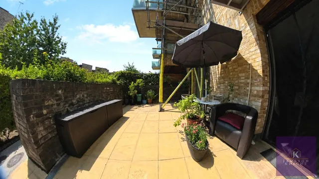 Hilltop Avenue, London, NW10, photo 2