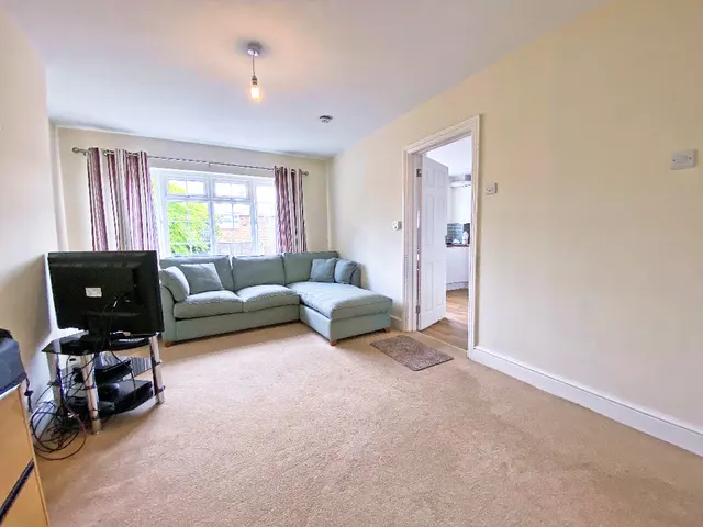 Polden Close, Farnborough, GU14, photo 3