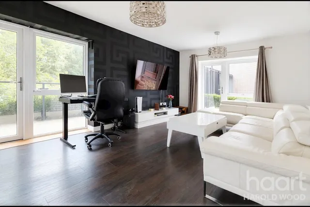 Jackdaw Close, Harold Wood, RM3, photo 3