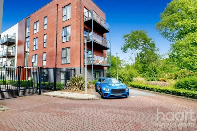 Jackdaw Close, Harold Wood, RM3, photo 1