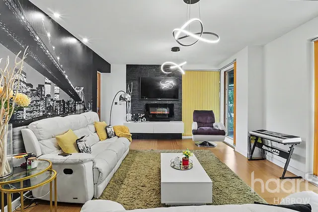 Douglas Close, Stanmore, HA7, photo 1
