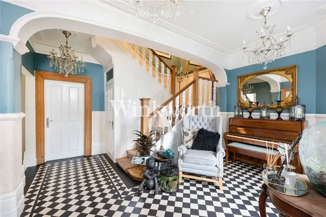 Old Park Road, London, N13, photo 1