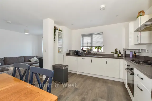 Valley Drive, Forge Wood, RH10, photo 2