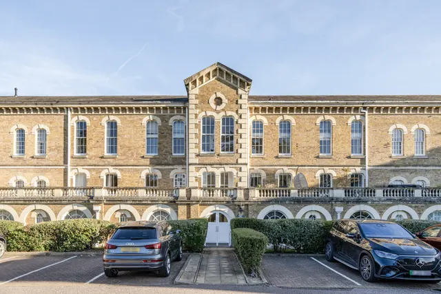 Royal Drive, London, N11, photo 1