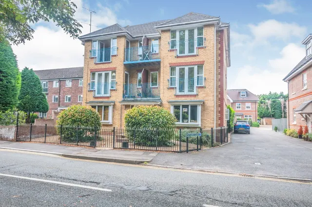 Photo 2 — Two Bedroom Apartment, No Chain, Next To Taplow Station, Maidenhead