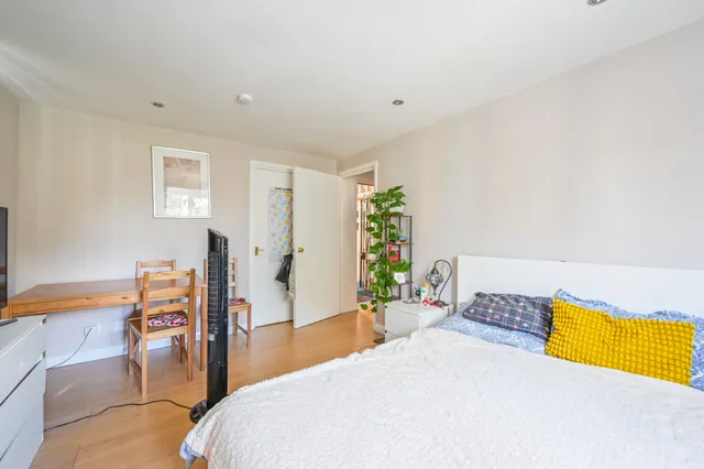 Photo 3 — 42 Athol Square, London