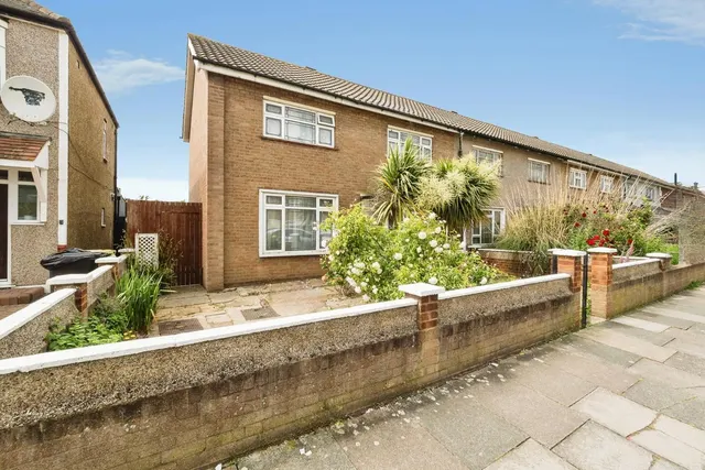 Harlow Road, RAINHAM, Essex, RM13, photo 1