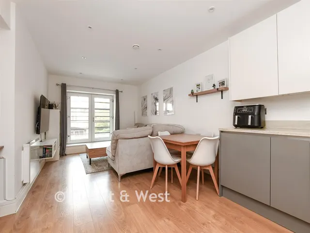 Victoria Road, Horley, RH6, photo 2