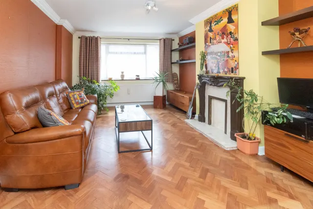Heronsgate, Edgware, HA8, photo 1