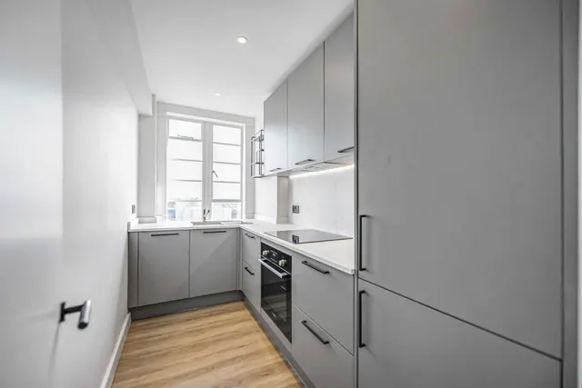 Balham High Road, SW17, photo 3
