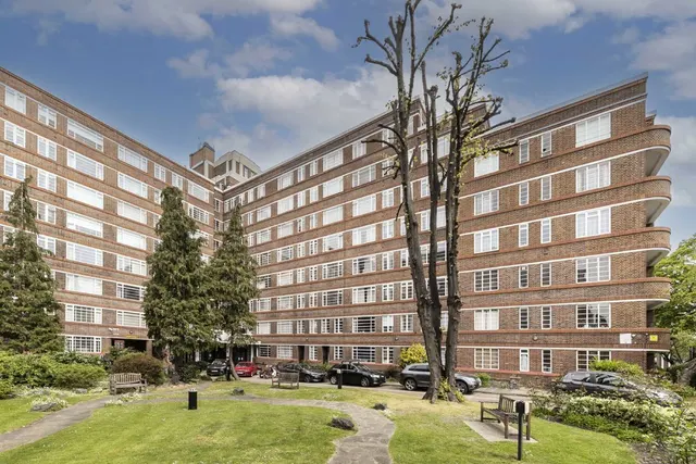 Balham High Road, SW17, photo 1
