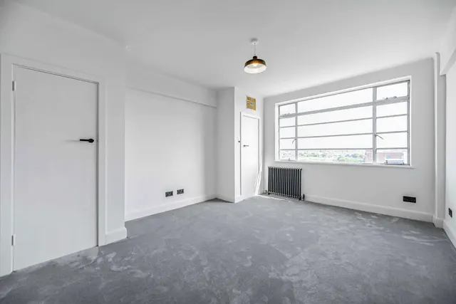 Balham High Road, SW17, photo 2