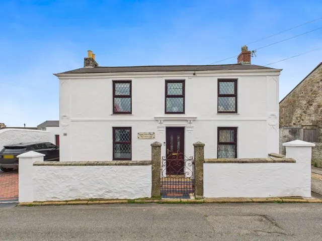 Photo 2 — Rose Cottages, Camborne