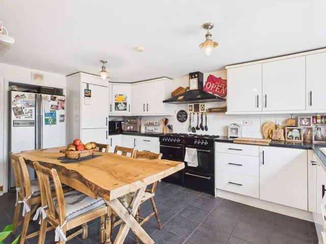 Photo 3 — Rose Cottages, Camborne