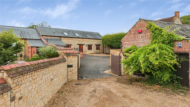 6 bedroom property, Careys Road, Pury End, NN12
