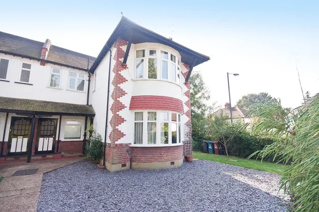 West End Court, Pinner, HA5, photo 1