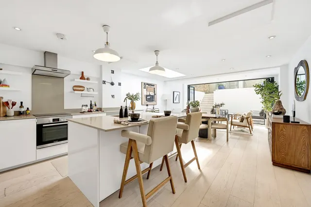 Photo 2 — Ifield Road, London, SW10 9AA